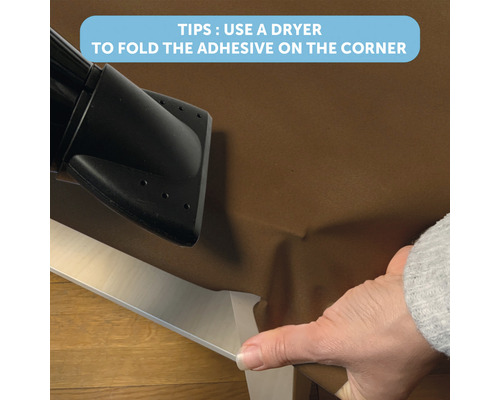 Anwendungstipp: Verwendung eines Föhns zum Umklappen der Klebefolie an einer Kante.