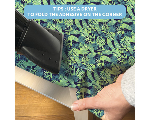 Anwendungstipp für Folie: Verwendung eines Föhns zum Falten des Klebers an der Ecke.