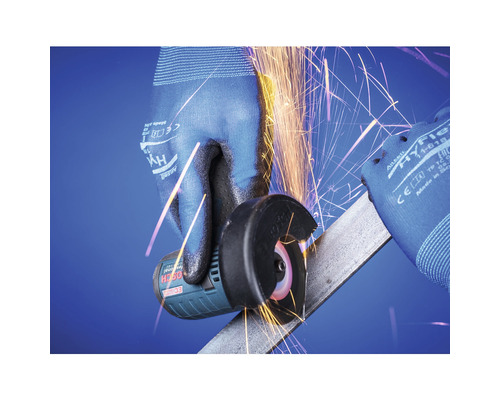 Akku-Winkelschleifer im Einsatz mit Handschuhen beim Schleifen von Metall.