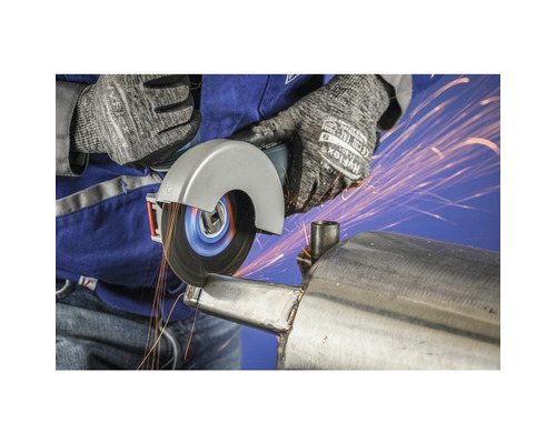 Metallarbeiter beim Schneiden eines Metallstücks mit einem Winkelschleifer