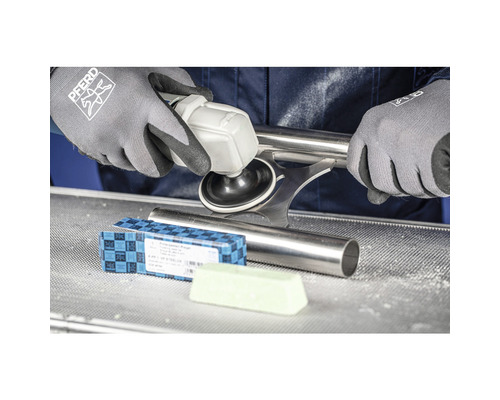 Eine Person poliert ein Metallrohr mit einer Poliermaschine, Schleifpaste und Handschuhen.