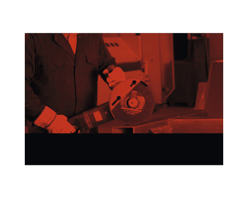 Mann mit Winkelschleifer beim Schneiden von Metall