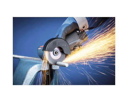 Metallbearbeitung mit einem Trennschleifer und Funkenflug