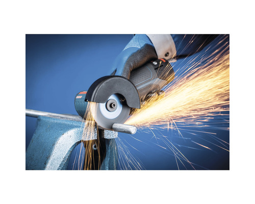 Eine Person schneidet mit einem Winkelschleifer, der Funken sprüht, eine Schraube ein, die in einem Schraubstock befestigt ist.