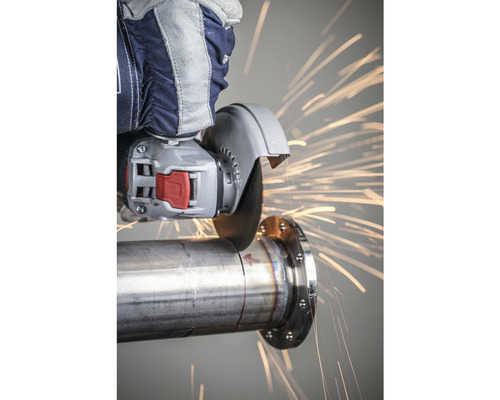 Metallrohr wird mit einem Winkelschleifer bearbeitet, wobei Funken entstehen.