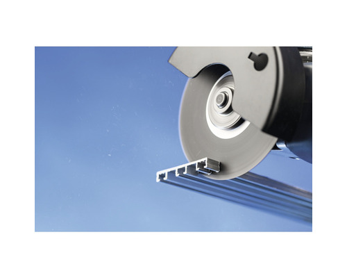Trennschleifer schneidet Aluminiumprofil