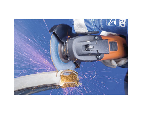 Winkelschleifer in Gebrauch beim Schneiden von Metall