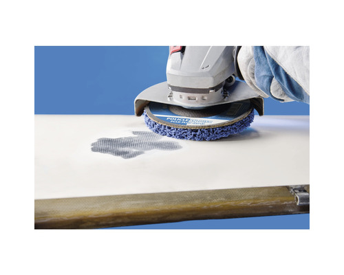 Rotationsbürste an Schleifmaschine im Einsatz auf Oberfläche