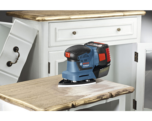 Bosch Professional Akku-Exzenterschleifer auf einer Werkbank