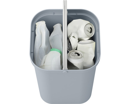 Abfallbehälter mit Plastikflaschen und Dosen