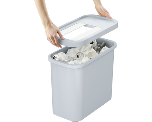 Abfallbehälter mit Deckel, gefüllt mit Dosen und Papier