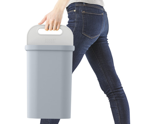 Frau trägt einen grauen Joseph Joseph Mülltrenner