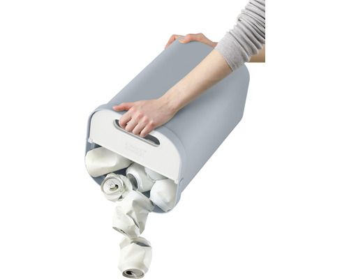 Person leert Müllbehälter mit zerdrückten Getränkedosen