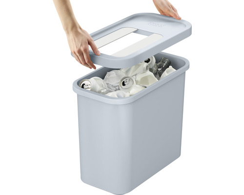 Abfallbehälter mit Deckel und Müll