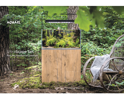 Aquarium-Set mit Unterschrank und LED-Beleuchtung im Außenbereich