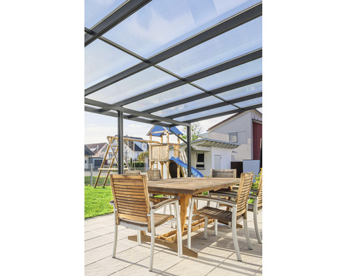 Terrasse mit Terrassenüberdachung, Tisch und Stühlen im Garten