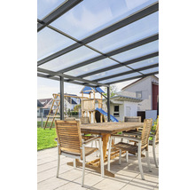 Terrassenüberdachung mit Tisch und Stühlen im Garten