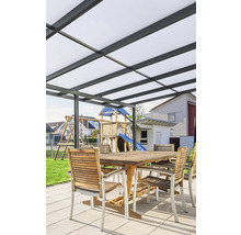 Terrasse mit Überdachung, Holztisch und Stühlen im Garten