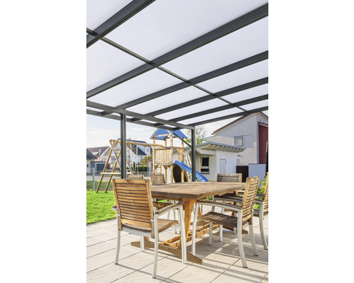 Terrasse mit Überdachung, Holztisch und Stühlen im Garten
