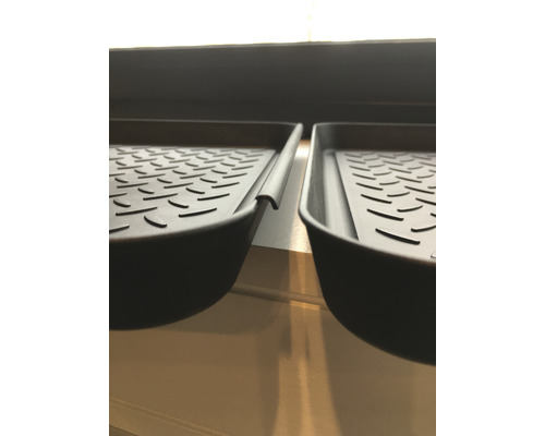 Zwei schwarze Schuhabtropfschalen aus Kunststoff mit Rillenmuster