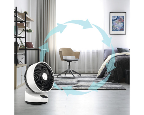 Ventilator im Schlafzimmer mit Bett, Schreibtisch und Regalen