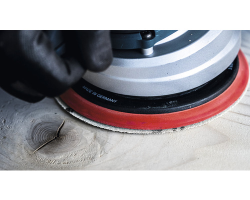 Detailaufnahme eines Exzenterschleifers bei der Holzbearbeitung