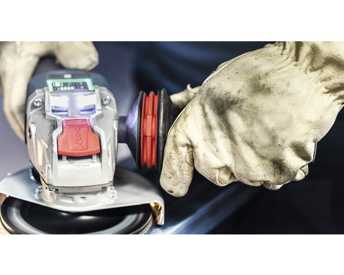 Einhandwinkelschleifer mit X-Lock-System und Handschuhen in der Anwendung.