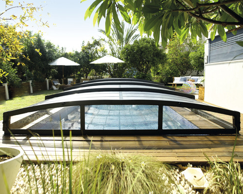 Schwimmbad mit Poolabdeckung im Garten