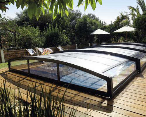 Schwimmbad mit Poolabdeckung auf einer Holzterrasse