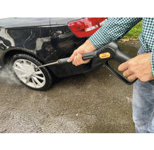 Autowäsche mit einem Hochdruckreiniger.