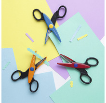 Drei Zierscheren auf farbigem Papier