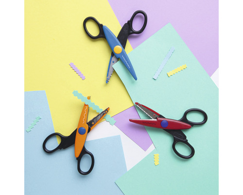 Drei Zierscheren auf farbigem Papier