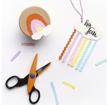 Dekoration mit Zickzackschere, Regenbogen und Geschenkverpackung
