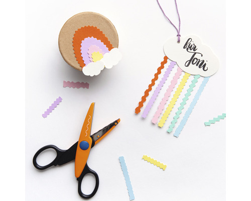 Dekoration mit Zickzackschere, Regenbogen und Geschenkverpackung