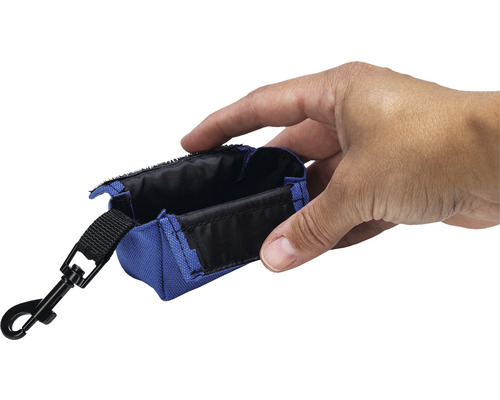 Hundekotbeutelspender mit Karabinerhaken und offener Tasche in der Hand