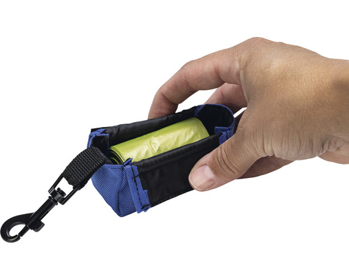 Hundekotbeutelspender mit Hundekotbeuteln in der Hand