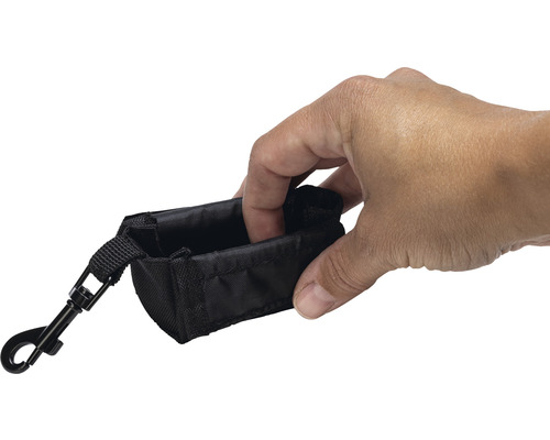 Schwarze Kotbeutel-Tasche mit Karabinerhaken wird von einer Hand gehalten