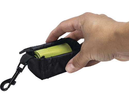 Hand hält eine schwarze Kotbeutel Tasche mit Karabinerhaken und einer Rolle Hundekotbeutel.