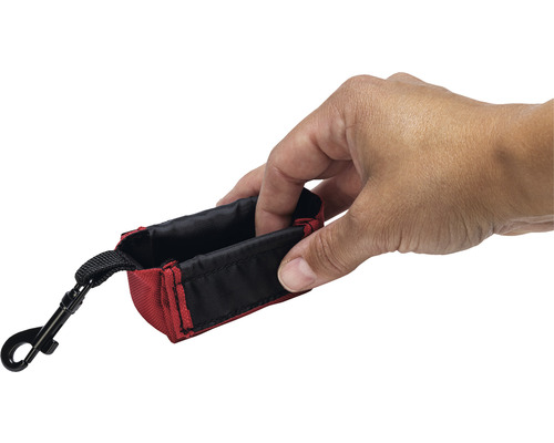 Hand hält eine Werkzeugtasche mit Karabinerhaken