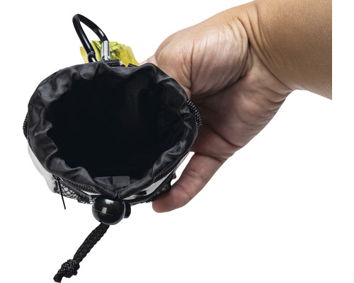 Offener Futterbeutel mit Kordelzug und Karabinerhaken in der Hand
