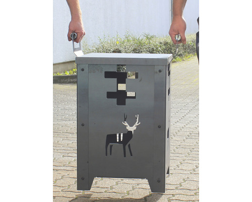Metall Mülltonne mit Hirschmotiv wird von zwei Personen getragen
