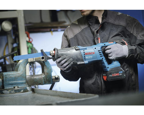 Bosch Akku-Säbelsäge GSA 18 V-LI Professional im Einsatz an einer Werkbank