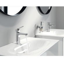 Modernes Badezimmer mit Waschbecken, Armaturen und Spiegeln