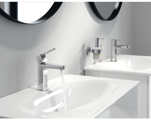 Modernes Badezimmer mit Waschbecken, Armaturen und Spiegeln