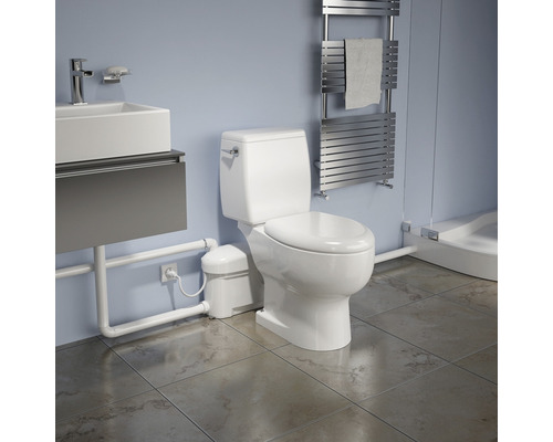 Badezimmer mit Toilette, Waschtisch und Handtuchwärmer