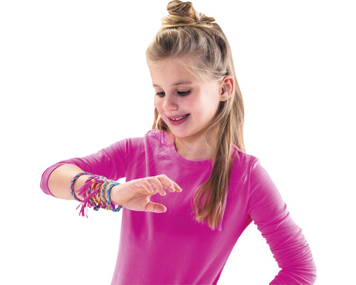 Mädchen mit bunten Freundschaftsbändern am Handgelenk