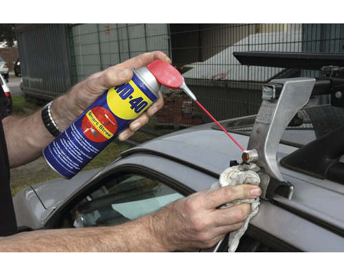 WD-40 Multifunktionsprodukt wird auf ein Autodachträger aufgetragen
