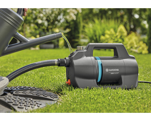 Gartenszene mit Gardena Hauswasserwerk 4300 Silent und Gießkanne