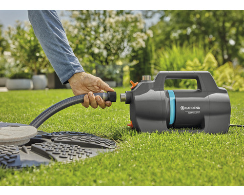 Gartenpumpe mit Schlauchanschluss im Außenbereich