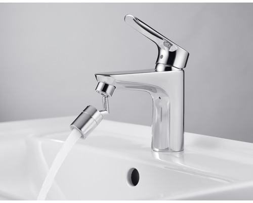 Wasserhahn mit schwenkbarem Wasserstrahlregler auf einem Waschbecken